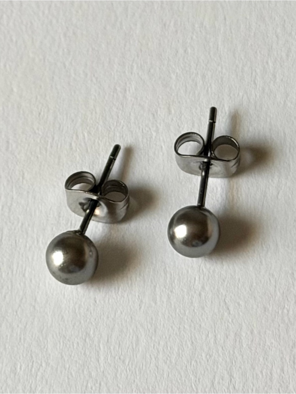 grey/ purple toned pearl mini stud earrings